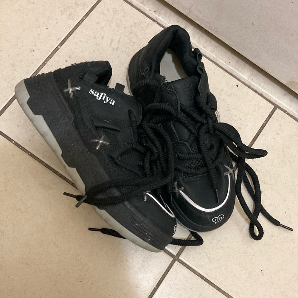 Can’t fit them ,size 7 color black but this brand is called safiya